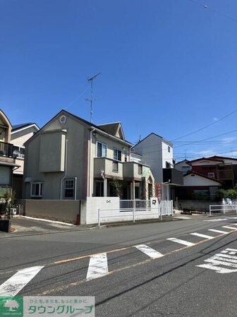 陽光の射す賃貸戸建ての物件外観写真